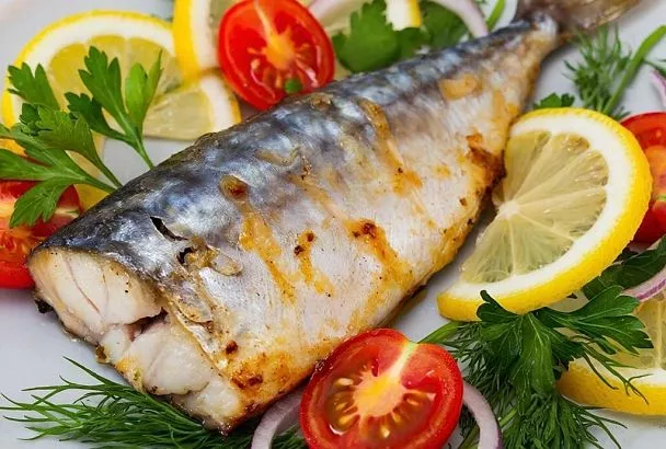 Сочная скумбрия, приготовленная методом припускания за 10 минут: полезный и вкусный рецепт