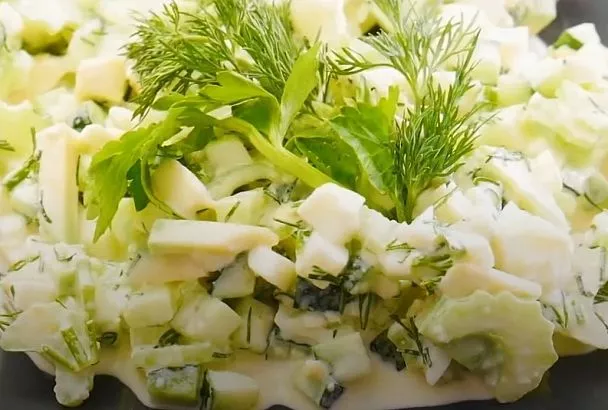 Легкий салат с сельдереем за 15 минут: Быстрый рецепт для стройной фигуры