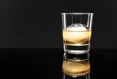 «Давай, глуши». Краснодарцев возмутила мать, спаивающая коньяком маленькую дочь