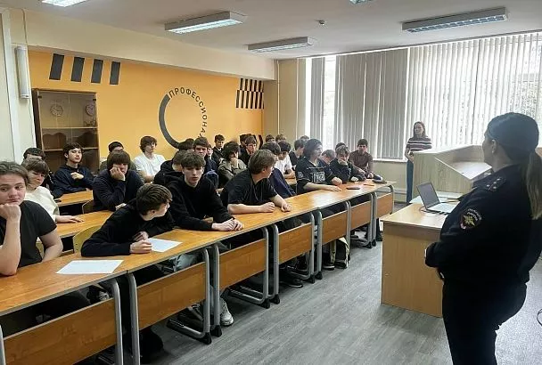 В сочинском колледже обсудили безопасность на дорогах: автоинспекторы предупредили студентов об опасностях езды без прав
