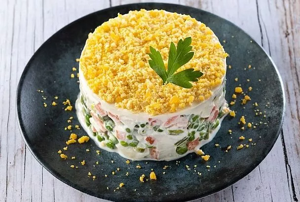 Забудьте про возню на кухне: салат «Мимоза» за 30 минут спасает любой праздничный стол