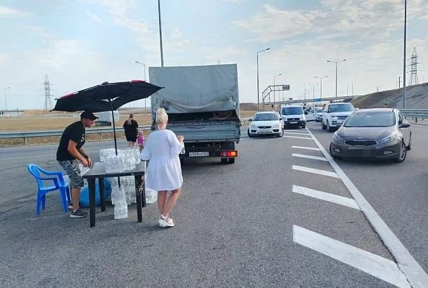Более 3,5 тыс. бутылок воды раздали 7 августа автомобилистам на пути к Крымскому мосту