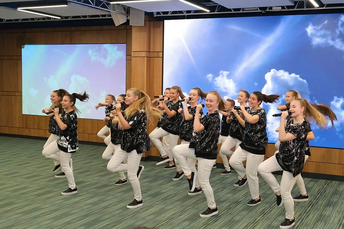 Перед гостями и участниками презентации выступили юные артисты из Межшкольного эстетического центра ассоциированной школы ЮНЕСКО. Перед гостями и участниками презентации выступили юные артисты из Межшкольного эстетического центра ассоциированной школы ЮНЕСКО.