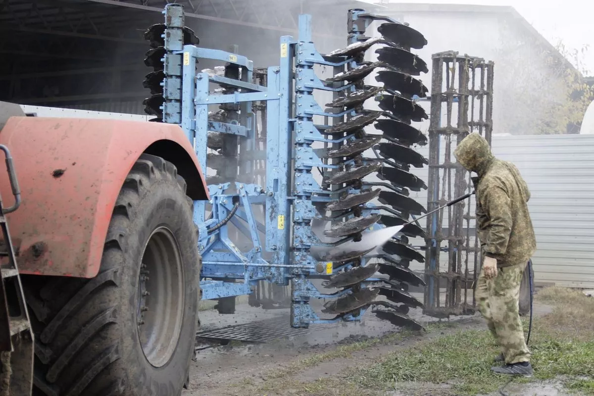 Перед тем как поставить технику на зимнюю консервацию, механизаторы обязательно моют агрегаты.