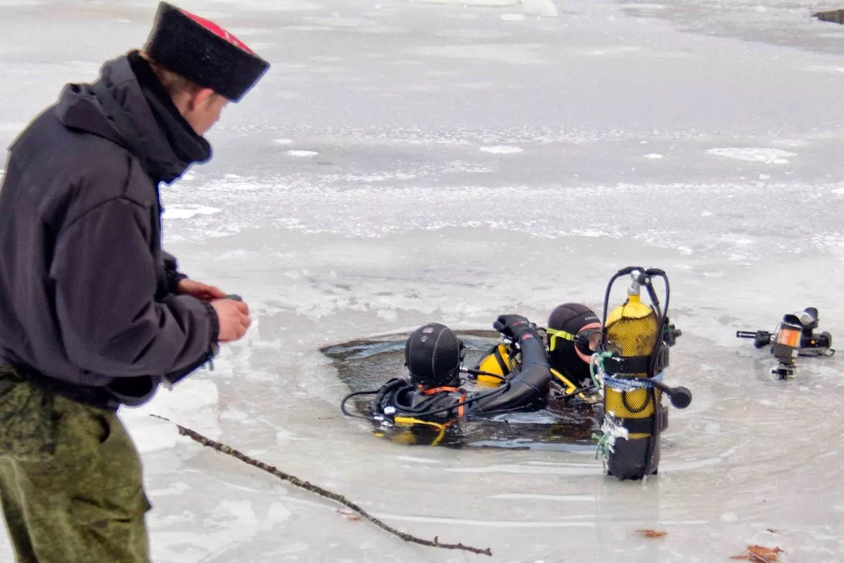 Есть и еще одна мистическая история, согласно которой много лет назад озеро прокляла ведьма, с тех пор вода в нем мертвая, и в озере не водится никакой живности. Есть и еще одна мистическая история, согласно которой много лет назад озеро прокляла ведьма, с тех пор вода в нем мертвая, и в озере не водится никакой живности.