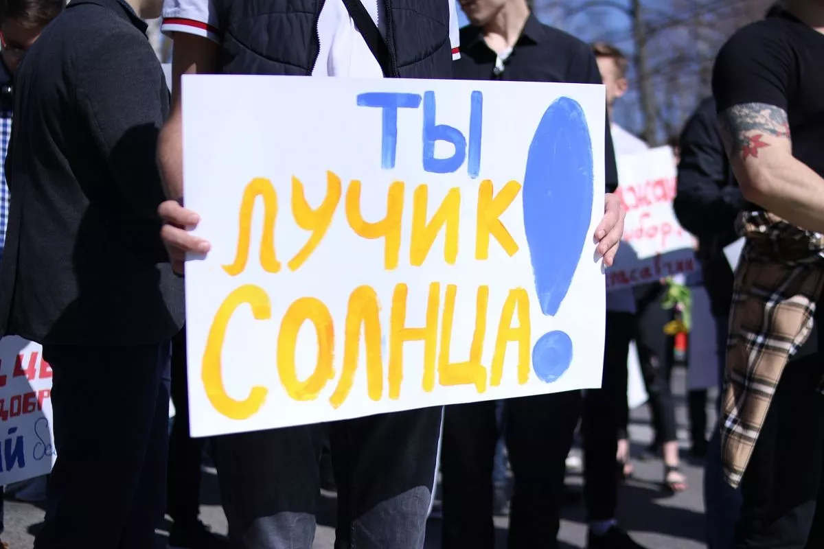 Во время шествия по улице Красной юноши дарили девушкам цветы и свои улыбки