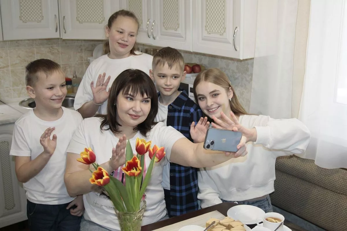 Мама и дети часто общаются с папой по видеосвязи, когда он в командировке.