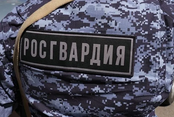 Пьяный турист устроил дебош и выбросил стул из окна отеля в Сочи