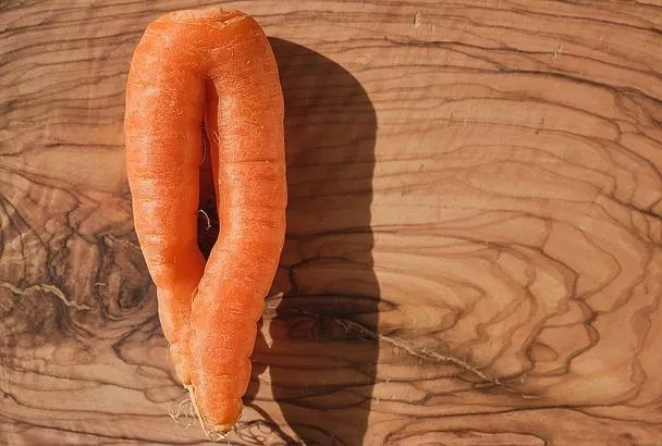 Если морковь кривая и «рогатая»: 3 шага, которые выравнивают корнеплоды за сезон