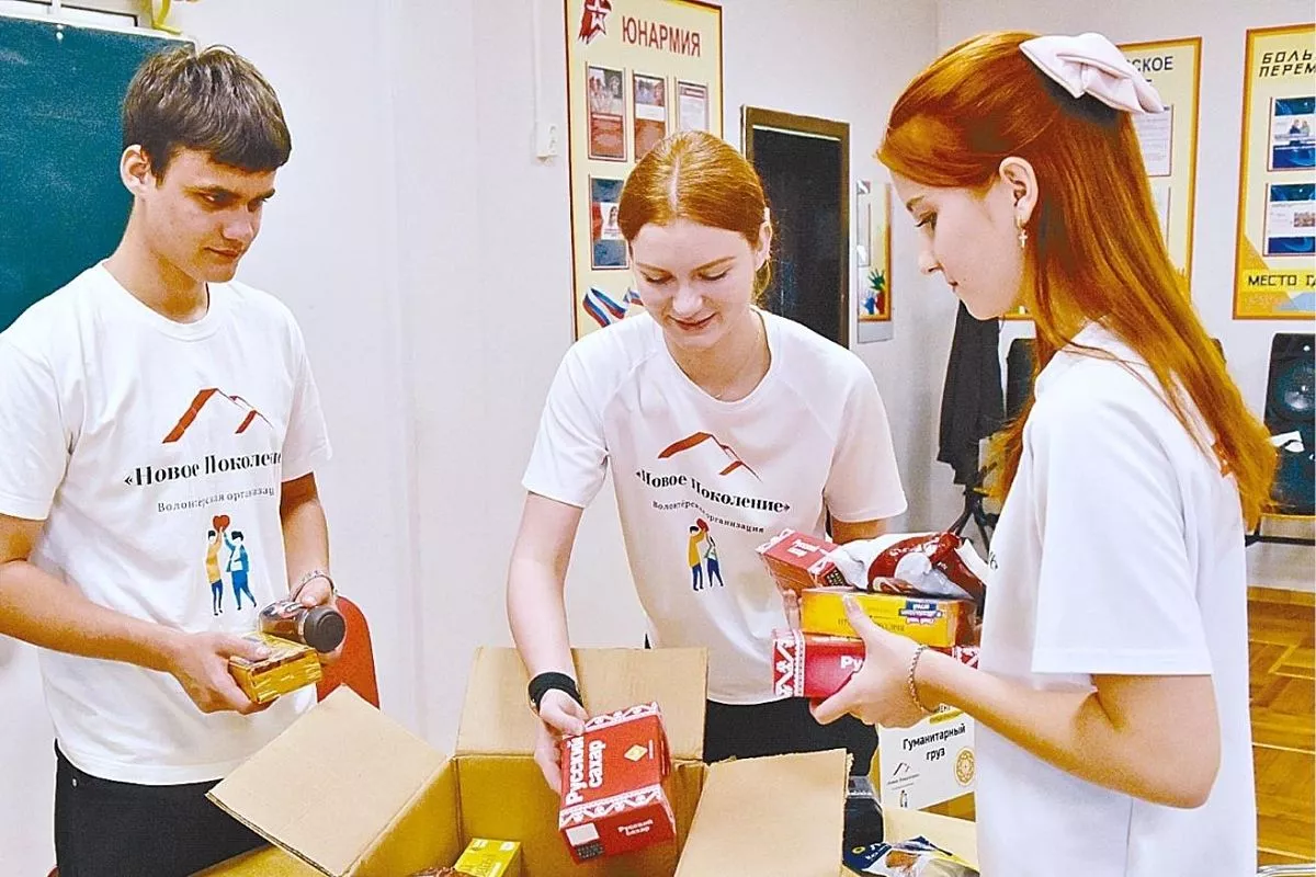 Ребята регулярно участвуют в сборе посылок участникам ﻿СВО и жителям освобожденных территорий. 