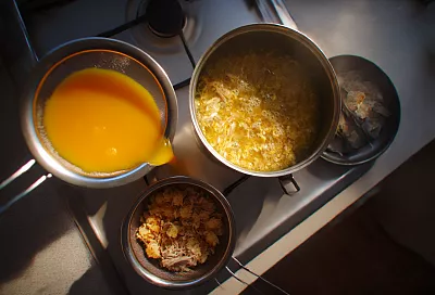 Гороховый суп на копчёных рёбрышках с чесночными гренками