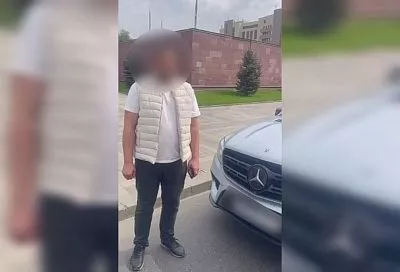 Припарковавшегося у Вечного огня водителя Mercedes нашла полиция в Краснодаре