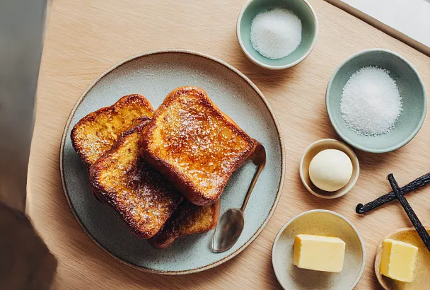 Беру чёрствый хлеб, заливаю нежным кремом и карамелизую — французские тосты улетают со стола мгновенно!