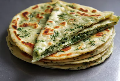 Тонкие лепёшки с зеленью и рассольным сыром на сухой сковороде