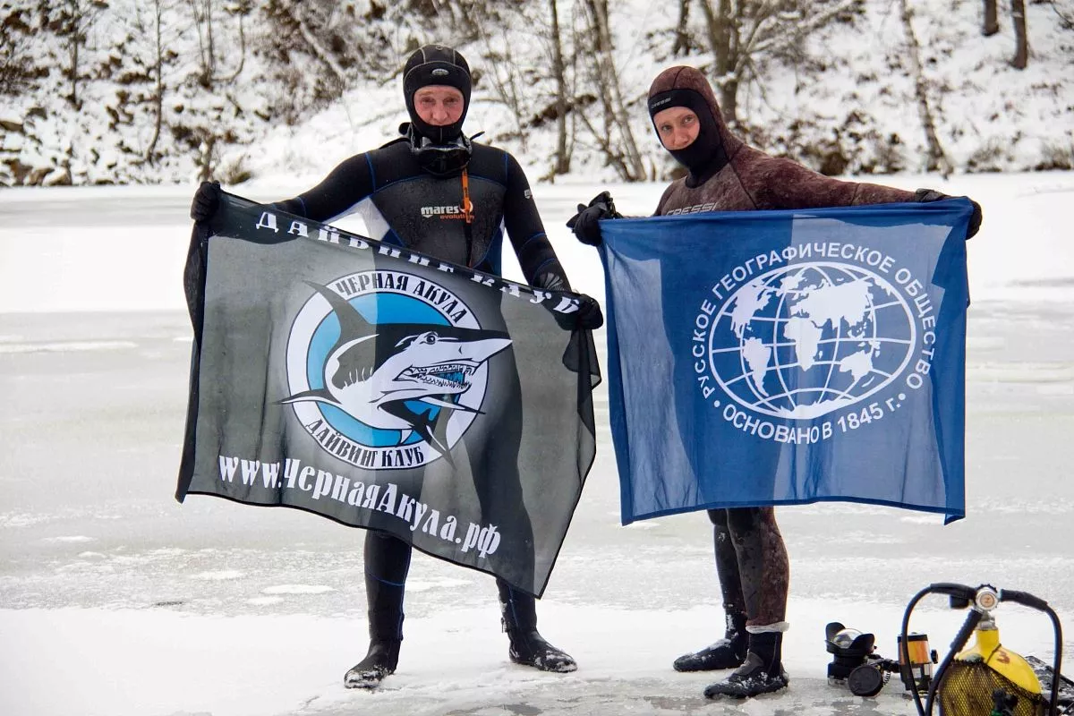 Есть и еще одна мистическая история, согласно которой много лет назад озеро прокляла ведьма, с тех пор вода в нем мертвая, и в озере не водится никакой живности. Есть и еще одна мистическая история, согласно которой много лет назад озеро прокляла ведьма, с тех пор вода в нем мертвая, и в озере не водится никакой живности.