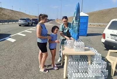 На подъездах к Крымскому мосту организовали две точки выдачи воды