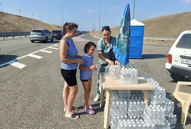 На подъездах к Крымскому мосту организовали две точки выдачи воды