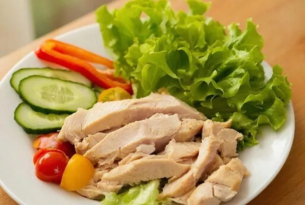 Нарезаю  куриную грудку на небольшие кусочки и варю 10–12 минут. Получается сочной. Кладу и в «Цезарь», и в сэндвичи