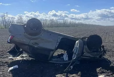 Водитель и пассажир погибли в опрокинувшемся автомобиле на Кубани