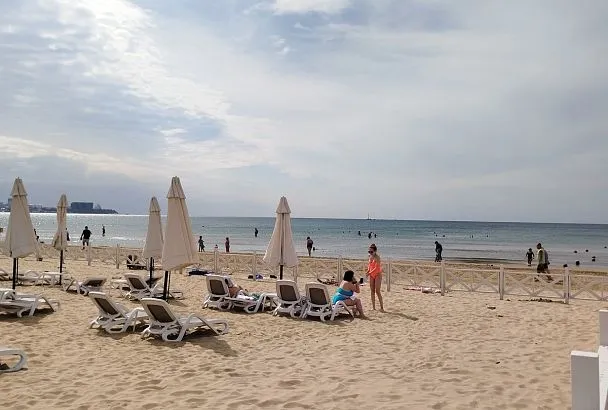 Черное море на пляжах популярных курортов Краснодарского края остыло до +20 градусов