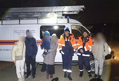 Спасатели помогли пятерым туристам в опасной зоне прибрежной полосы в Анапе