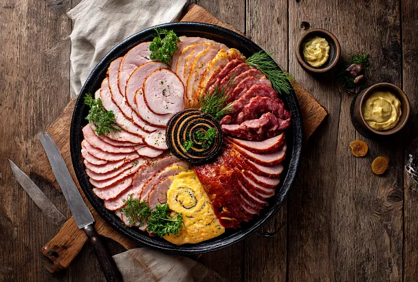 Три мясных блюда к празднику: домашняя ветчина и рулеты