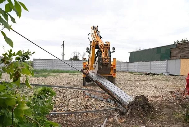 В Краснодаре сносят незаконно установленный забор в районе Ростовского шоссе