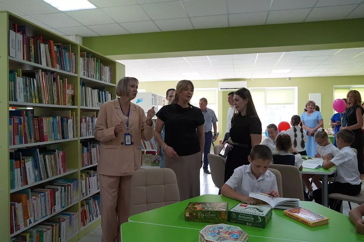 В открытии обновленной библиотеки приняла участие министр культуры Краснодарского края Виктория Лапина (в центре).