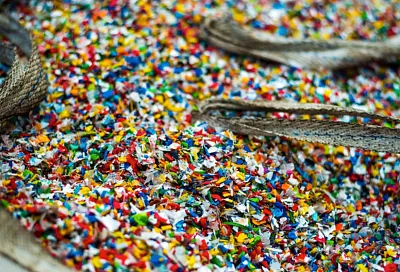 Ученые научились очищать воду от микропластика с помощью магнитного угля