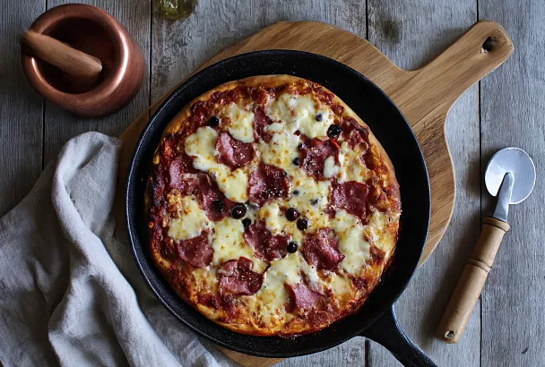 Быстрая бездрожжевая пицца без раскатки: тонкая, с хрустящим бортиком