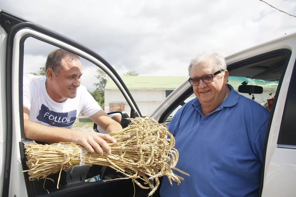 Глава КФХ Александр Коваленко (справа) с сыном Дмитрием Глава КФХ Александр Коваленко (справа) с сыном Дмитрием