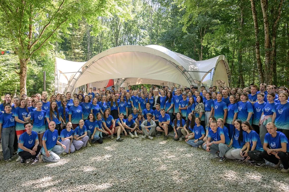 Самые трогательные минуты встречи - фото на память. Ребята еще долго не отпускали гостей, задавая им недетские вопросы. Самые трогательные минуты встречи - фото на память. Ребята еще долго не отпускали гостей, задавая им недетские вопросы.