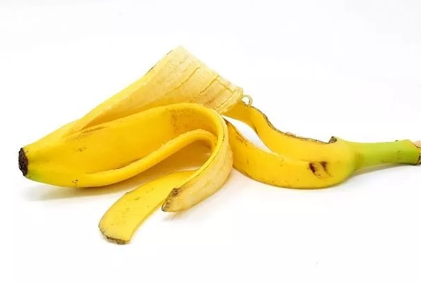 Не выбрасывай кожуру банана: как получить мощное удобрение бесплатно?