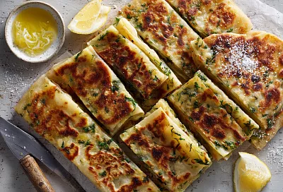 Турецкие лепёшки с картофелем, зелёным луком и петрушкой (гёзлеме)