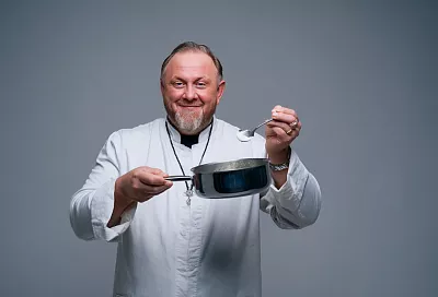 Шеф Ивлев варит суп из детства: плавленый сырок, молодая картошка и вкус, будто снова дома у мамы
