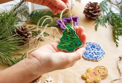  Ёлочные игрушки из теста: всего 3 ингредиента, и волшебно простые поделки, которые сделает даже ребёнок
