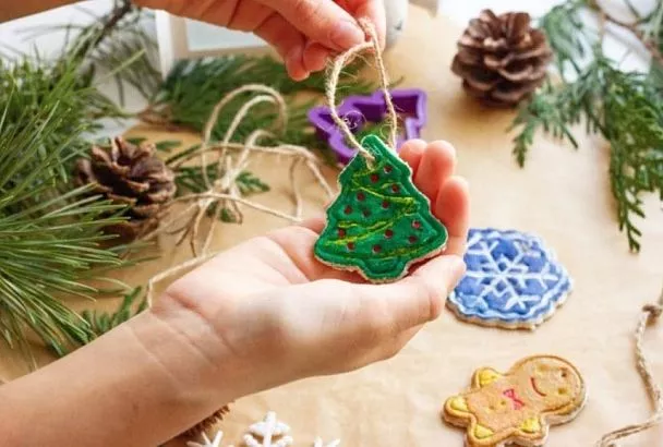  Ёлочные игрушки из теста: всего 3 ингредиента, и волшебно простые поделки, которые сделает даже ребёнок