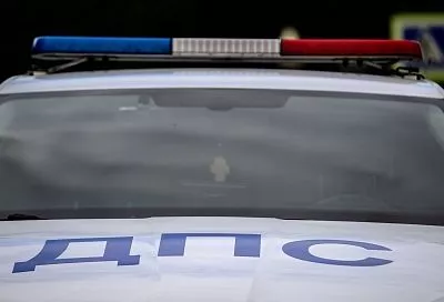 Большегруз протаранил автомобиль ДПС на трассе в Краснодарском крае