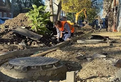 В Краснодаре на ул. Коммунаров обновят три остановки и тротуары