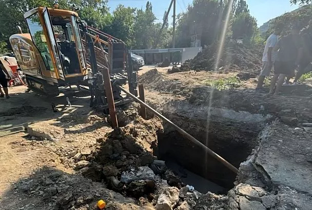 Работы по восстановлению водовода в селе Лермонтово под Туапсе идут круглосуточно