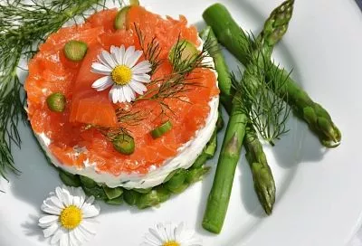 Моя фирменная «Мимоза» всегда получает комплименты от гостей: секретный прием, который делает салат нереально вкусным и нарядным