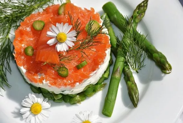 Моя фирменная «Мимоза» всегда получает комплименты от гостей: секретный прием, который делает салат нереально вкусным и нарядным