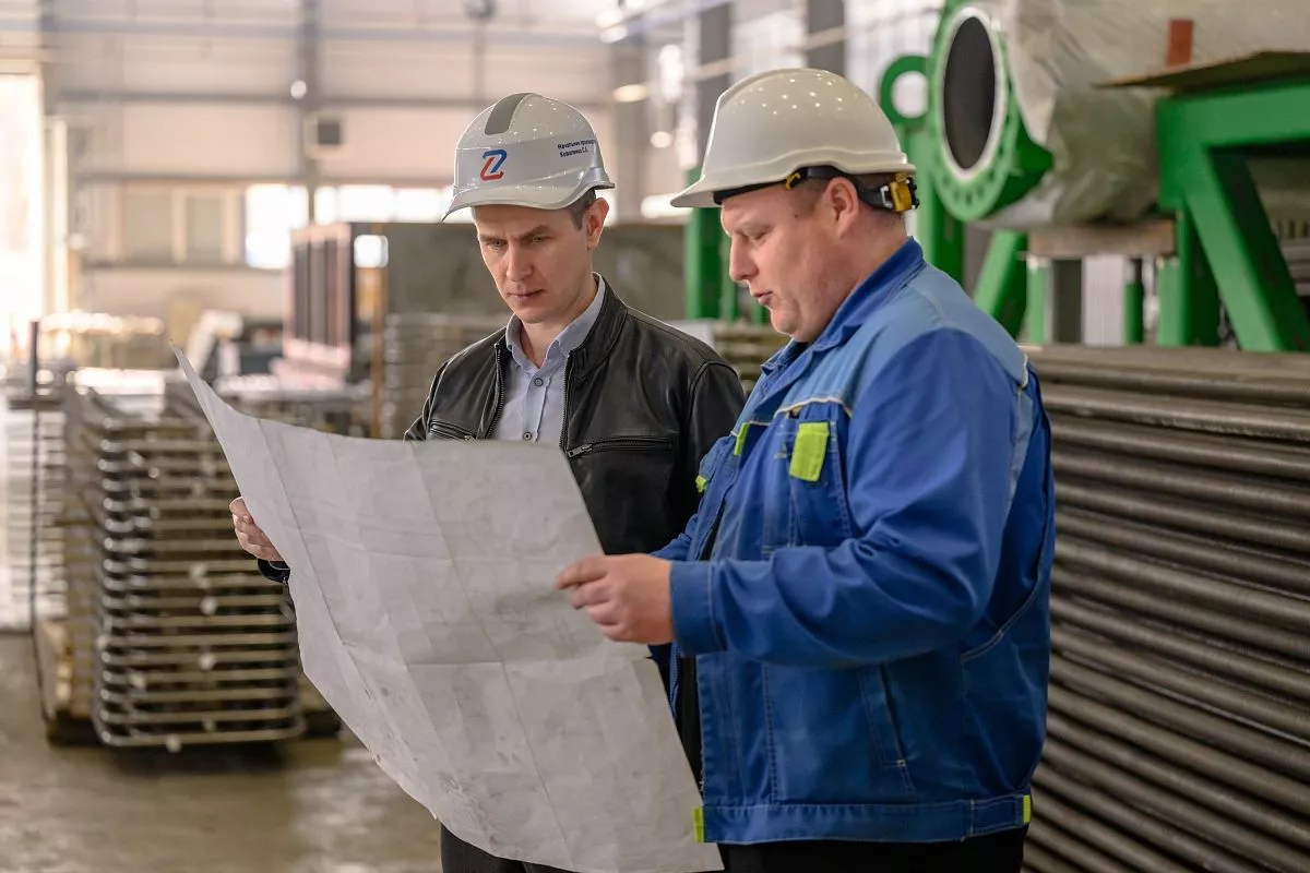 На предприятии трудится больше 930 высококвалифицированных специалистов. Это сварщики, инженеры, проектировщики и другие рабочие, которые обеспечивают полный цикл производства