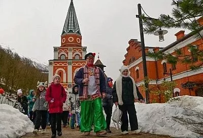 Битвой на подушках, хороводами и бесплатными экскурсиями отмечают Масленицу туристы в Краснодарском крае