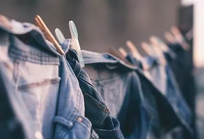 Сэкономите кучу денег и нервов, если запомните сами и заставите выучить детей: простой и действенный способ по удалению без следа интерьерной краски с джинсов