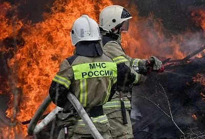 Два возгорания тушат в промзоне поселка Темрюкского района после беспилотной атаки