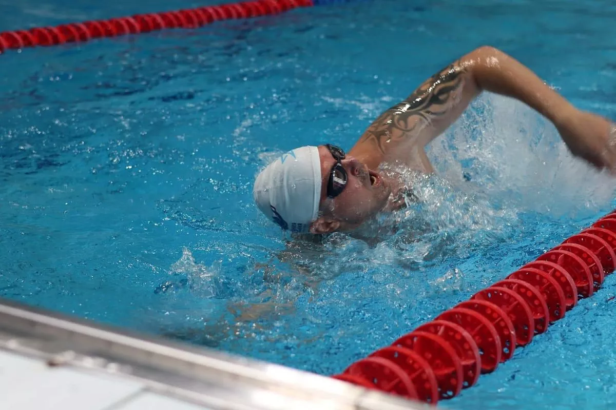 В бассейне кубанский спортсмен демонстрирует волю к победе, несмотря на тяжелое ранение.