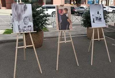 «Открывая сердца»: ﻿в Краснодаре работает фотовыставка, посвященная распространению информации об аутизме