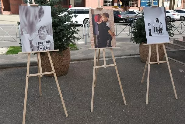 «Открывая сердца»: ﻿в Краснодаре работает фотовыставка, посвященная распространению информации об аутизме