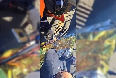 Спасатели вызволили застрявшую в ливневке ногу дорожного рабочего в Сочи